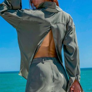 gizli-sirt-dekolteli-salas-gomlek-1.jpg Gizli Sırt Dekolteli Salaş Gömlek